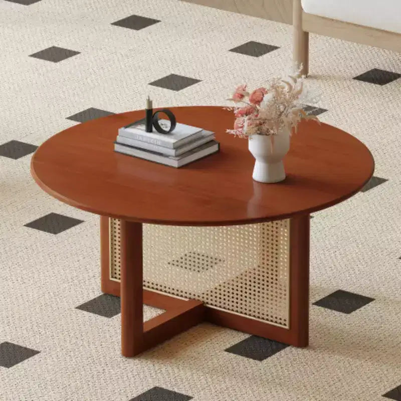 Une table basse en bois rouge foncé naturelle et élégante avec des décorations en rotin synthétique