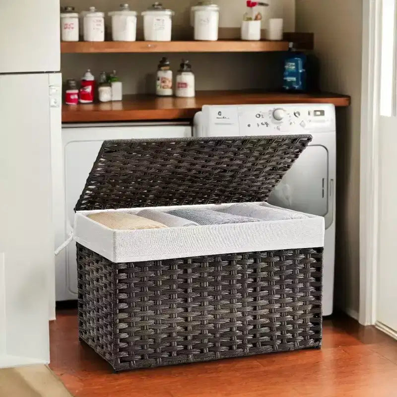 Panier de rangement avec couvercle, bac de rangement tressé de 105L. Avec poignées, doublure amovible et armature métallique.