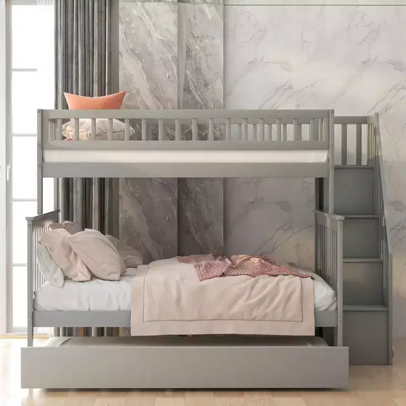 Etagenbett mit Einzelbett oben und Doppelbett unten, Ausziehbett und Treppe mit Stauraum