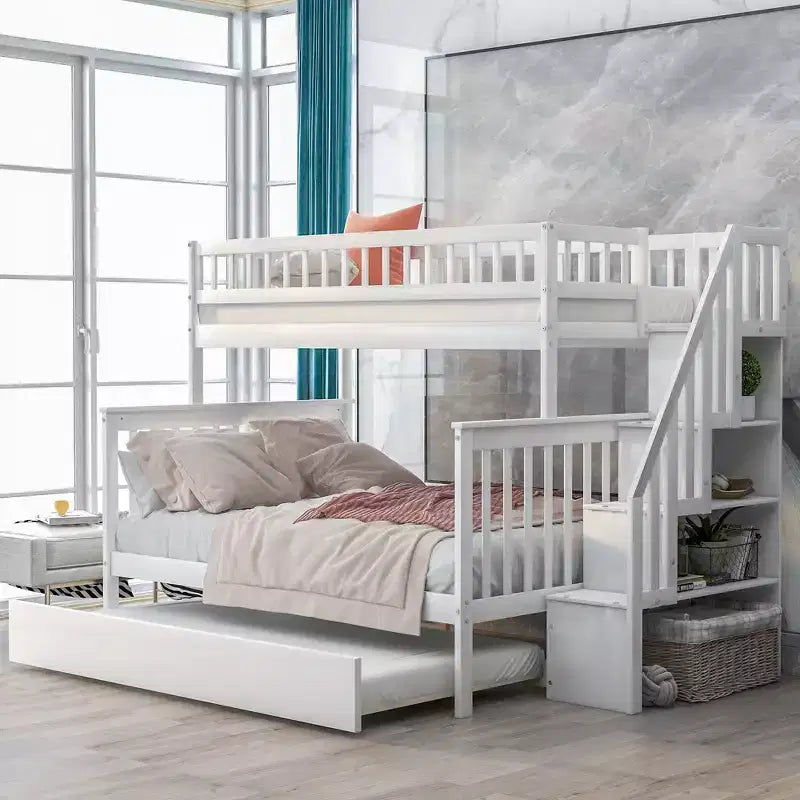 Etagenbett mit Einzelbett oben und Doppelbett unten, Ausziehbett und Treppe mit Stauraum