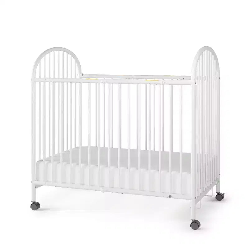 Lit bébé pliant compact à arceau avec 3 matelas de lit bébé et 2 roulettes verrouillables, construction durable, facile à nettoyer (blanc)