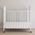 Lit bébé pliant compact à arceau avec 3 matelas de lit bébé et 2 roulettes verrouillables, construction durable, facile à nettoyer (blanc)
