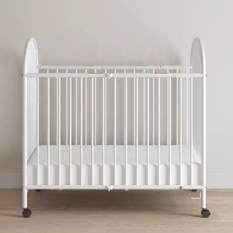 Lit bébé pliant compact à arceau avec 3 matelas de lit bébé et 2 roulettes verrouillables, construction durable, facile à nettoyer (blanc)