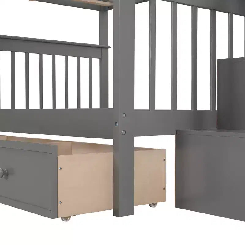 Etagenbett mit Treppe, zwei Doppelbetten, Schublade, Stauraum und Schutzgitter fürs Schlafzimmer
