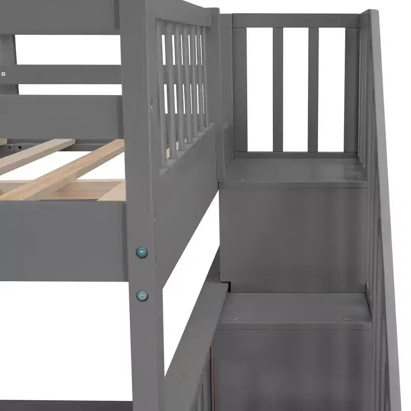 Etagenbett mit Treppe, zwei Doppelbetten, Schublade, Stauraum und Schutzgitter fürs Schlafzimmer