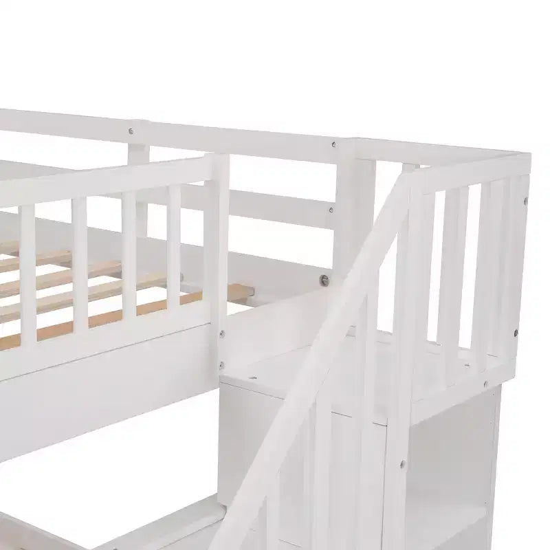 Etagenbett mit Treppe, zwei Doppelbetten, Schublade, Stauraum und Schutzgitter fürs Schlafzimmer