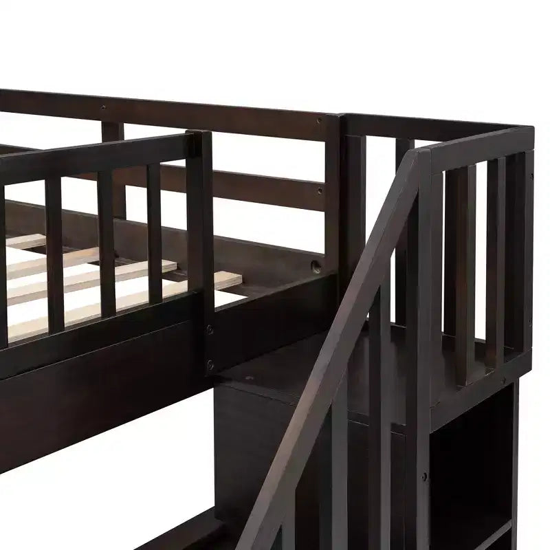 Etagenbett mit Treppe, zwei Doppelbetten, Schublade, Stauraum und Schutzgitter fürs Schlafzimmer