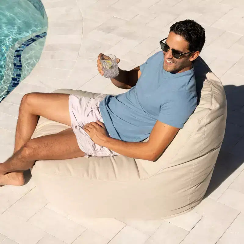 Chaise de terrasse légère, avec tissu de qualité supérieure et rembourrage confortable en billes.