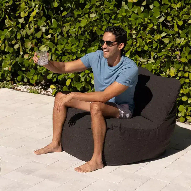 Chaise de terrasse légère, avec tissu de qualité supérieure et rembourrage confortable en billes.