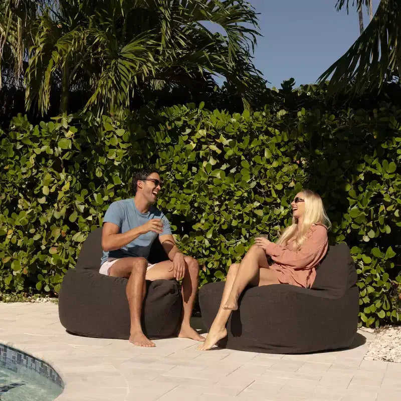 Chaise de terrasse légère, avec tissu de qualité supérieure et rembourrage confortable en billes.