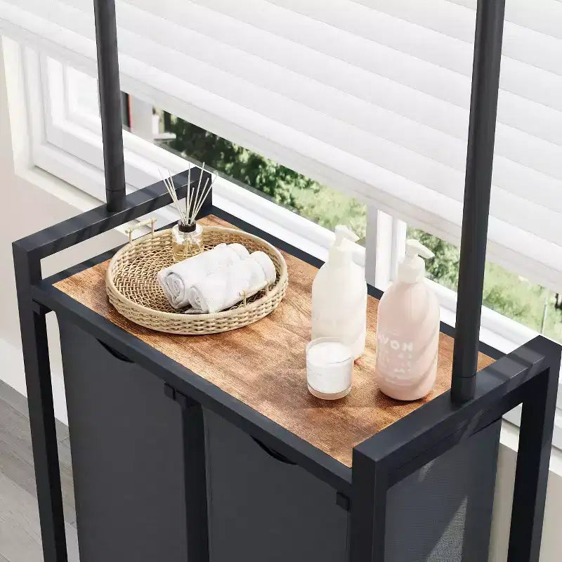 Rollbarer Wäschesortierwagen mit Kleiderstange, zweiteiliges Metallregal, feststellbare Rollen, Korb mit mehreren Taschen für Waschküche, Schlafzimmer und Badezimmer